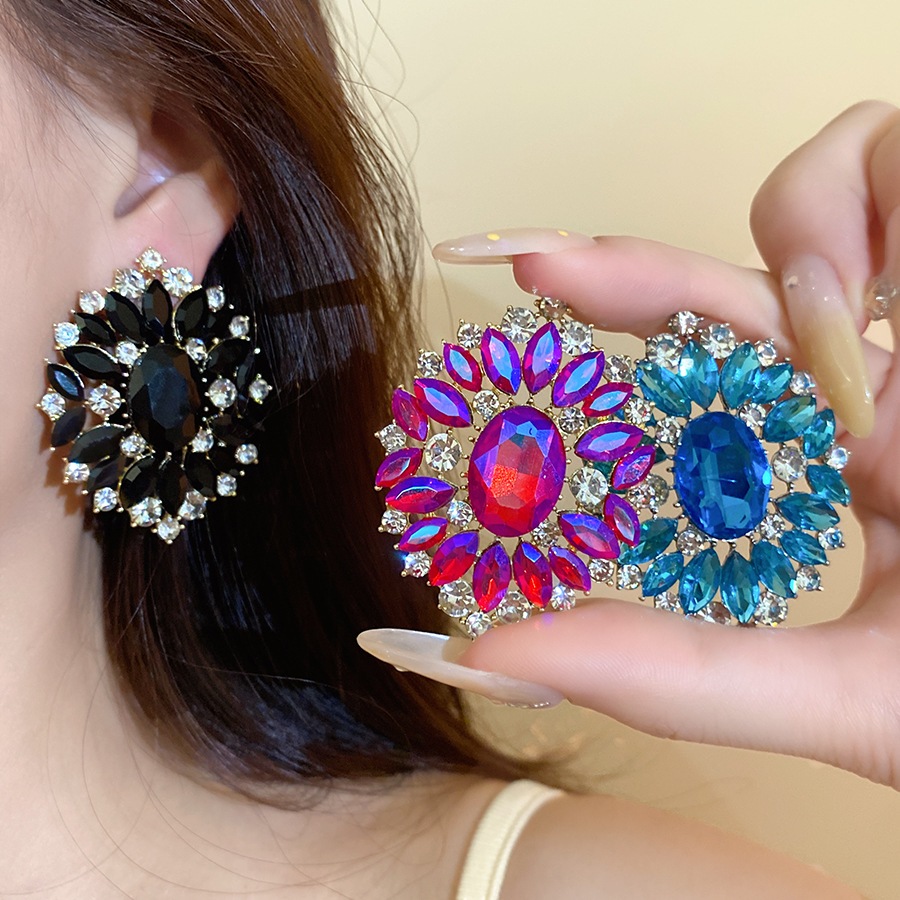 Vintage Fashion Center - Oval Center Crystal Floral Stud Earrings