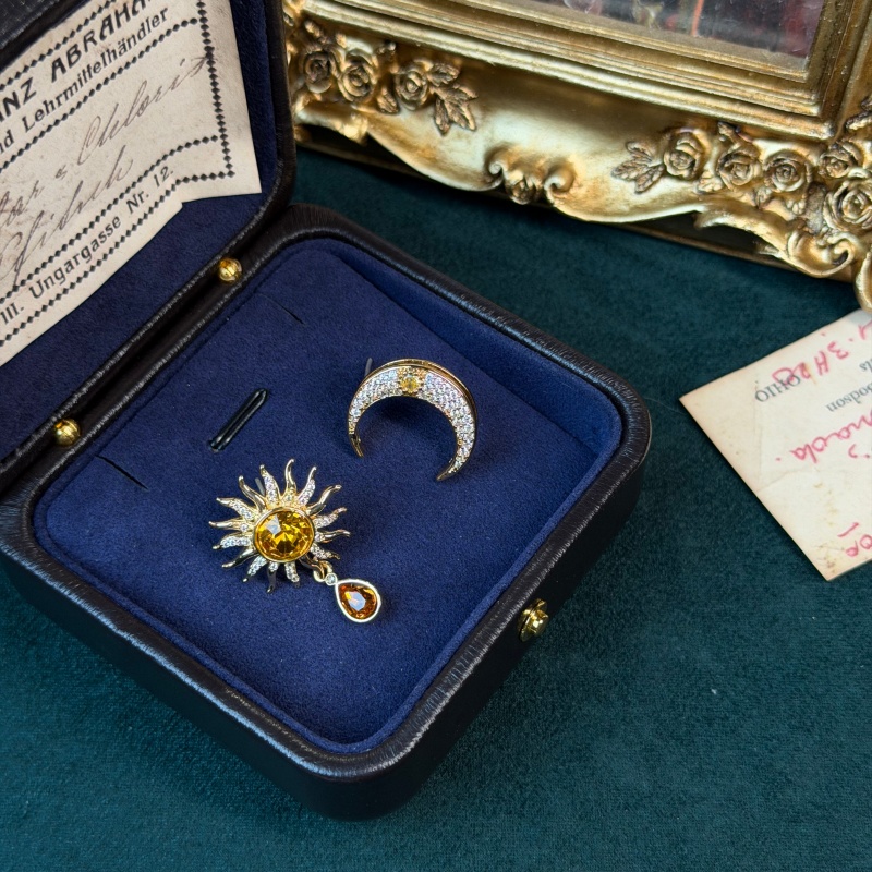 Vintage Yellow Crystal Sun Moo - Vintage Fashion Jewelry Brands 评论和价格